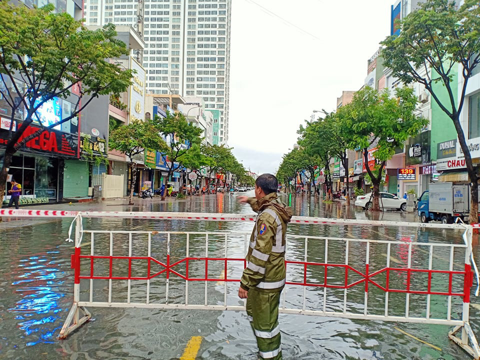 MiềnTrung: C&acirc;y ng&atilde; đổ, h&agrave;ng chục ng&ocirc;i nh&agrave; tốc m&aacute;i trước khi b&atilde;o số 5 đổ bộ - Ảnh 10.