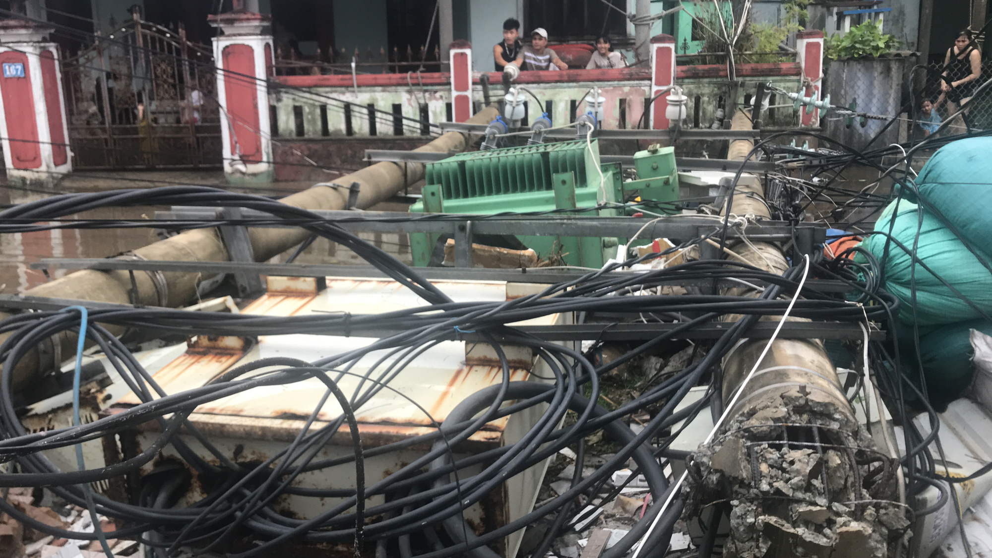 Nh&agrave; tốc m&aacute;i, c&acirc;y xanh, trạm điện g&atilde;y sập v&igrave; b&atilde;o số 5 - Ảnh 14.