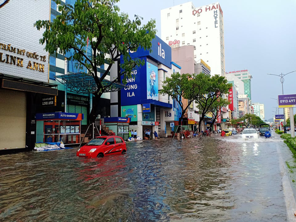 MiềnTrung: C&acirc;y ng&atilde; đổ, h&agrave;ng chục ng&ocirc;i nh&agrave; tốc m&aacute;i trước khi b&atilde;o số 5 đổ bộ - Ảnh 11.