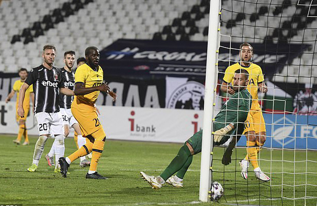 Plovdiv tặng quà thẻ đỏ và phạt đền, Tottenham thoát hiểm Europa League - Ảnh 7.