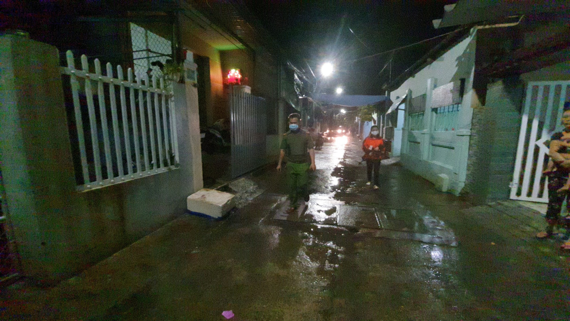 Đ&agrave; Nẵng: Trắng đ&ecirc;m di tản h&agrave;ng ng&agrave;n người d&acirc;n tr&aacute;nh b&atilde;o số 5 - Ảnh 9.