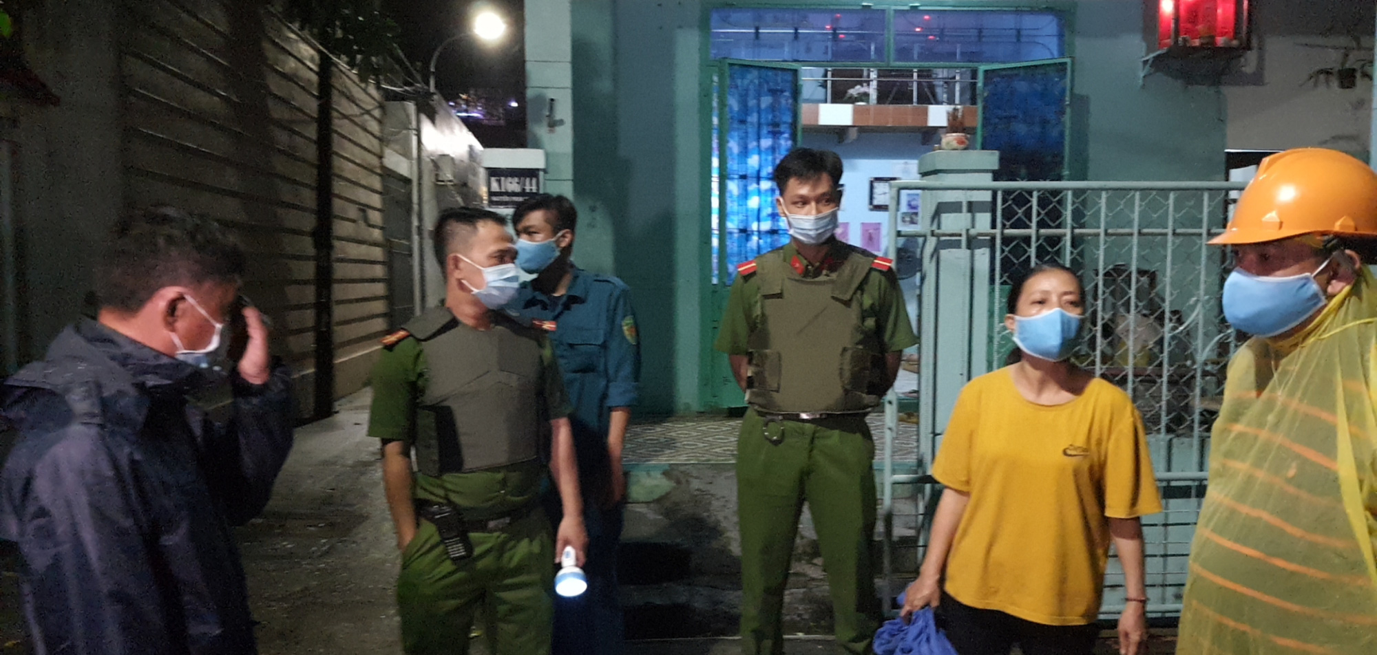 Đ&agrave; Nẵng: Trắng đ&ecirc;m di tản h&agrave;ng ng&agrave;n người d&acirc;n tr&aacute;nh b&atilde;o số 5 - Ảnh 11.
