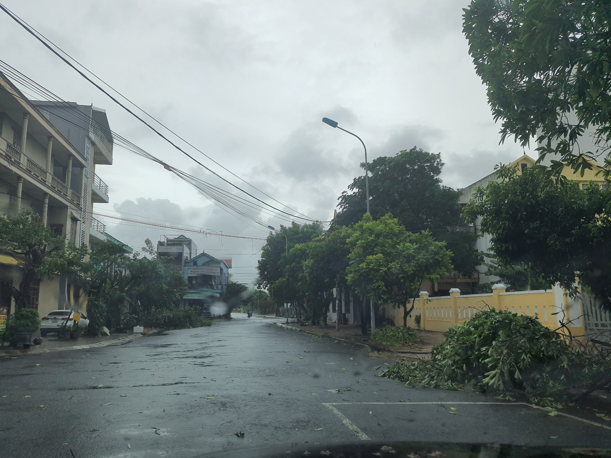 MiềnTrung: C&acirc;y ng&atilde; đổ, h&agrave;ng chục ng&ocirc;i nh&agrave; tốc m&aacute;i trước khi b&atilde;o số 5 đổ bộ - Ảnh 16.