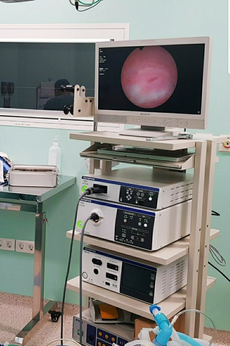 Kẹp t&oacute;c bằng kim loại nằm trong v&ugrave;ng k&iacute;n 3 th&aacute;ng  m&agrave;... kh&ocirc;ng biết! - Ảnh 2.
