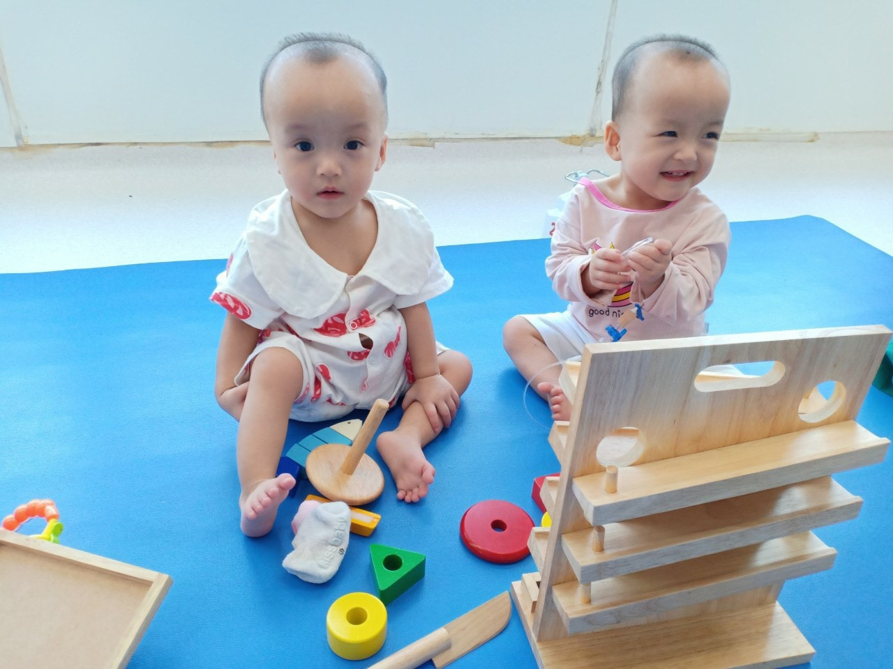 Cận cảnh 2 bé Trúc Nhi - Diệu Nhi lăn lê, bò trườn