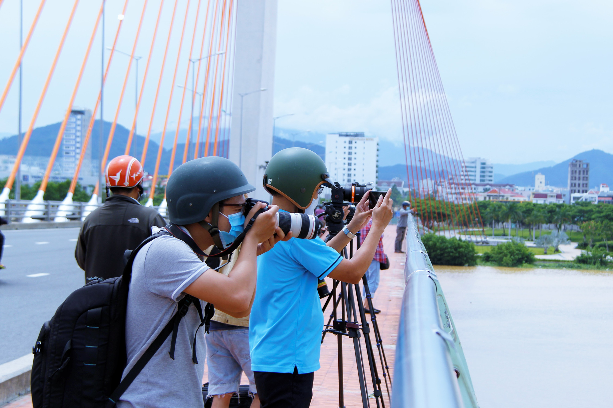 Đà Nẵng: Người dân háo hức chứng kiến cây cầu hơn 55 năm tuổi nâng nhịp cho tàu thuyền qua lại - Ảnh 4.