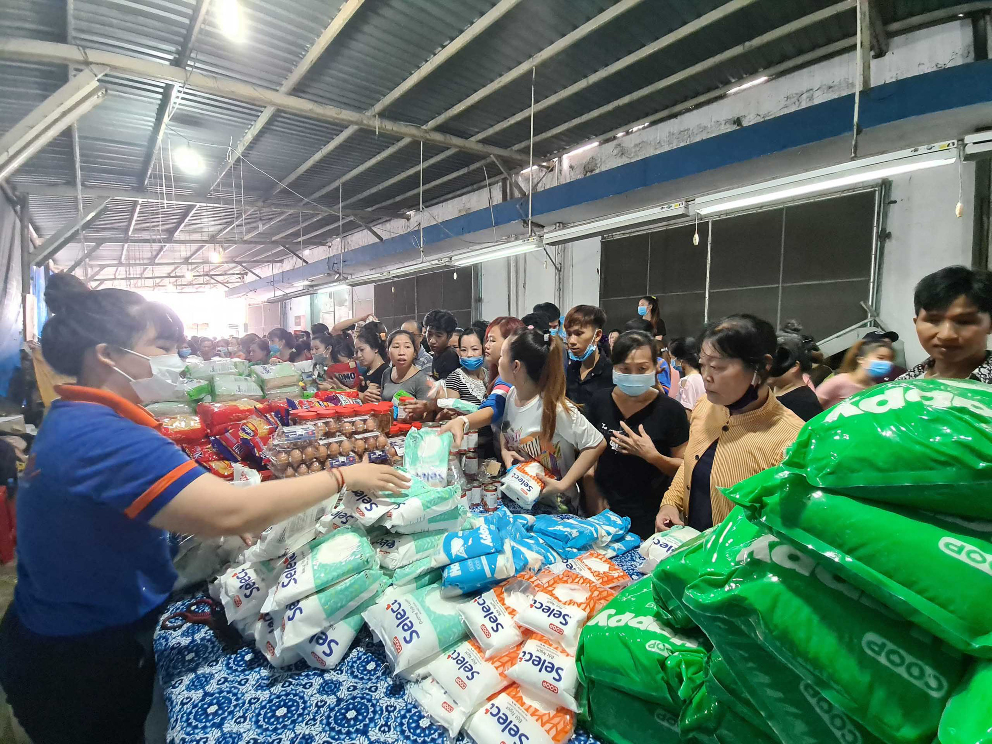 Ấm lòng "Phiên chợ Công đoàn 0 đồng" giữa mùa dịch