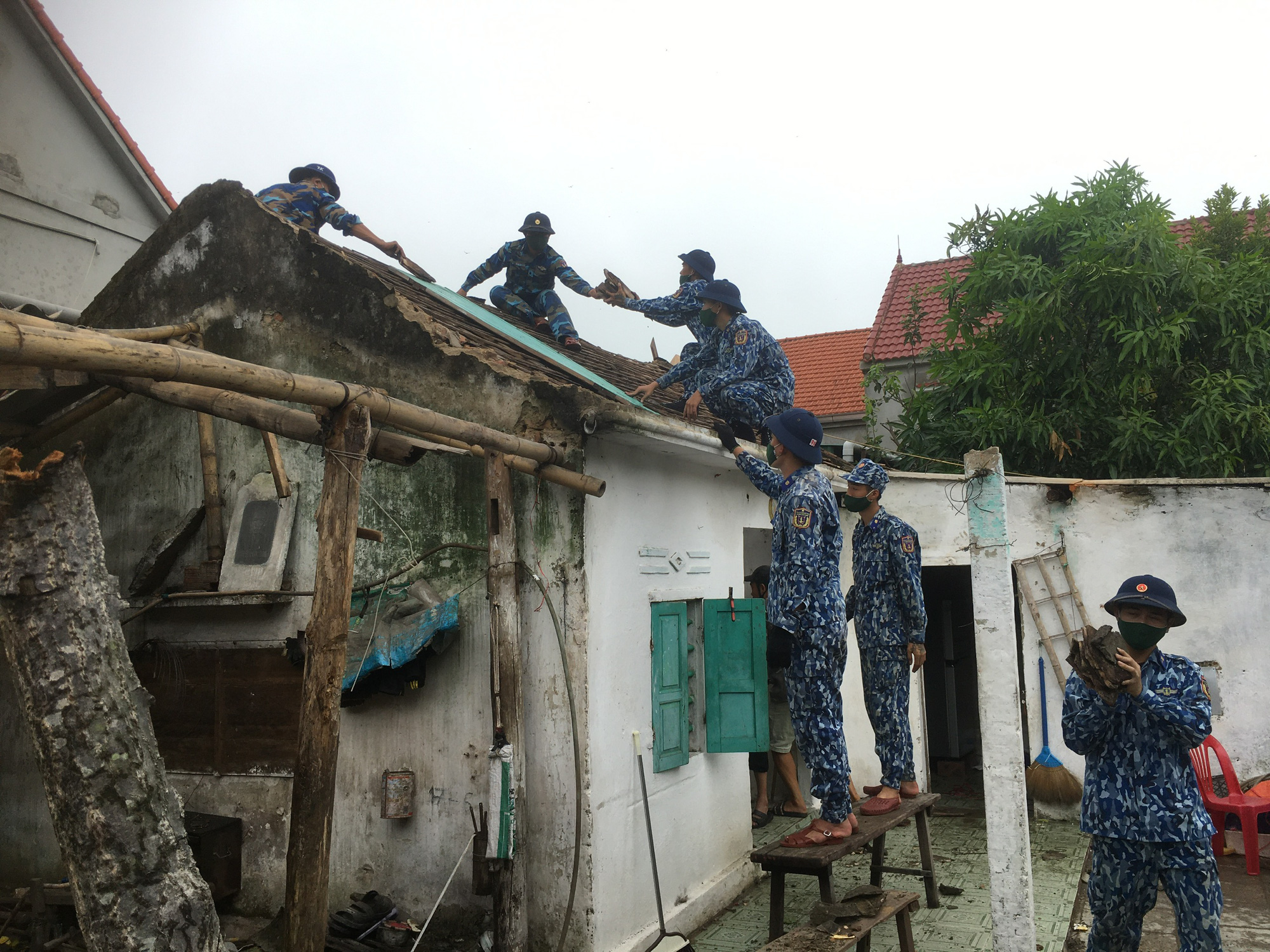 Bộ Tư lệnh V&ugrave;ng Cảnh s&aacute;t biển 1 gi&uacute;p d&acirc;n khắc phục thiệt hại sau cơn b&atilde;o số 5 - Ảnh 1.