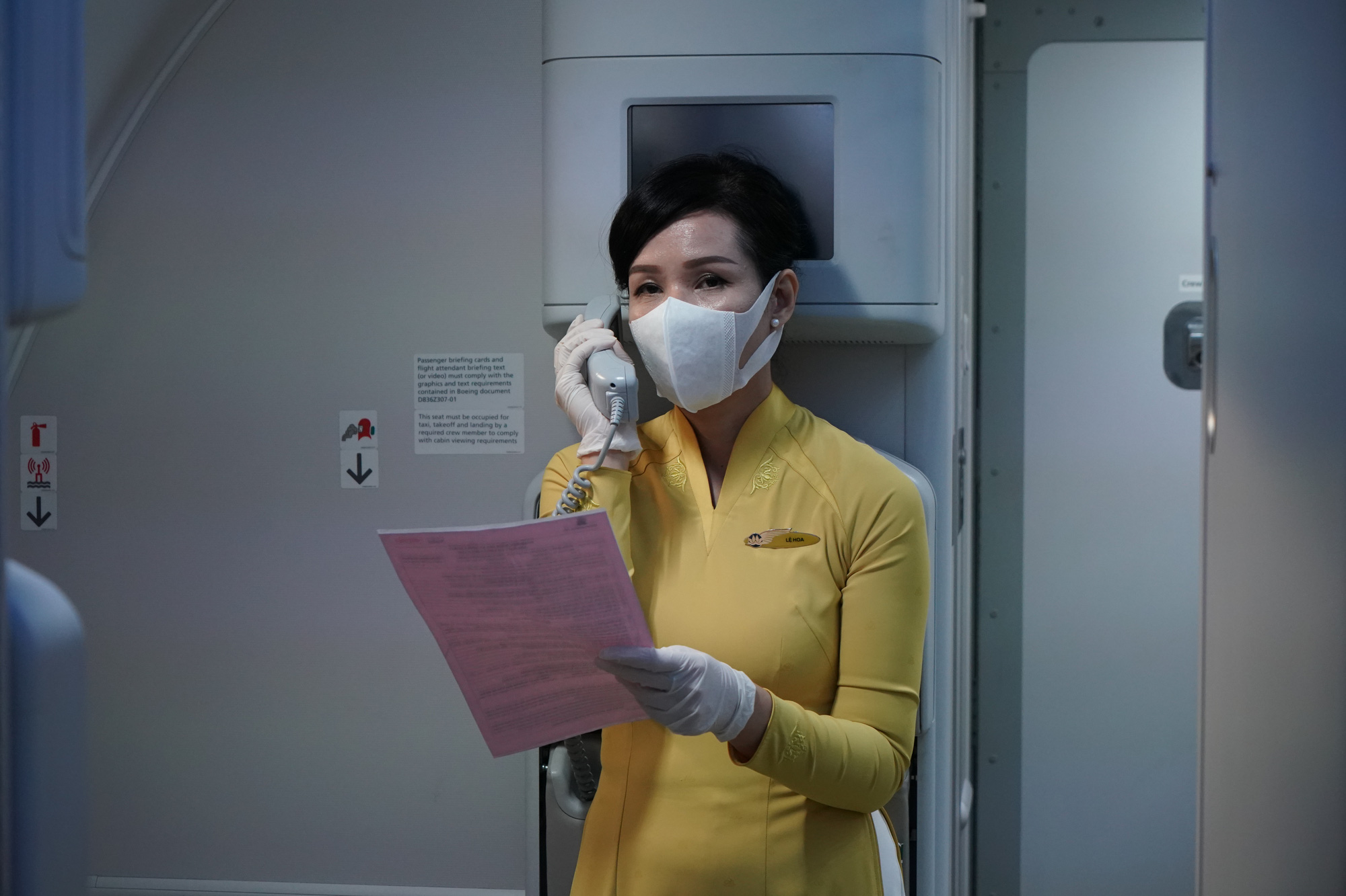 CLip: Chuyến bay thương mại quốc tế thường lệ đầu ti&ecirc;n sau Covid-19 - Ảnh 21.