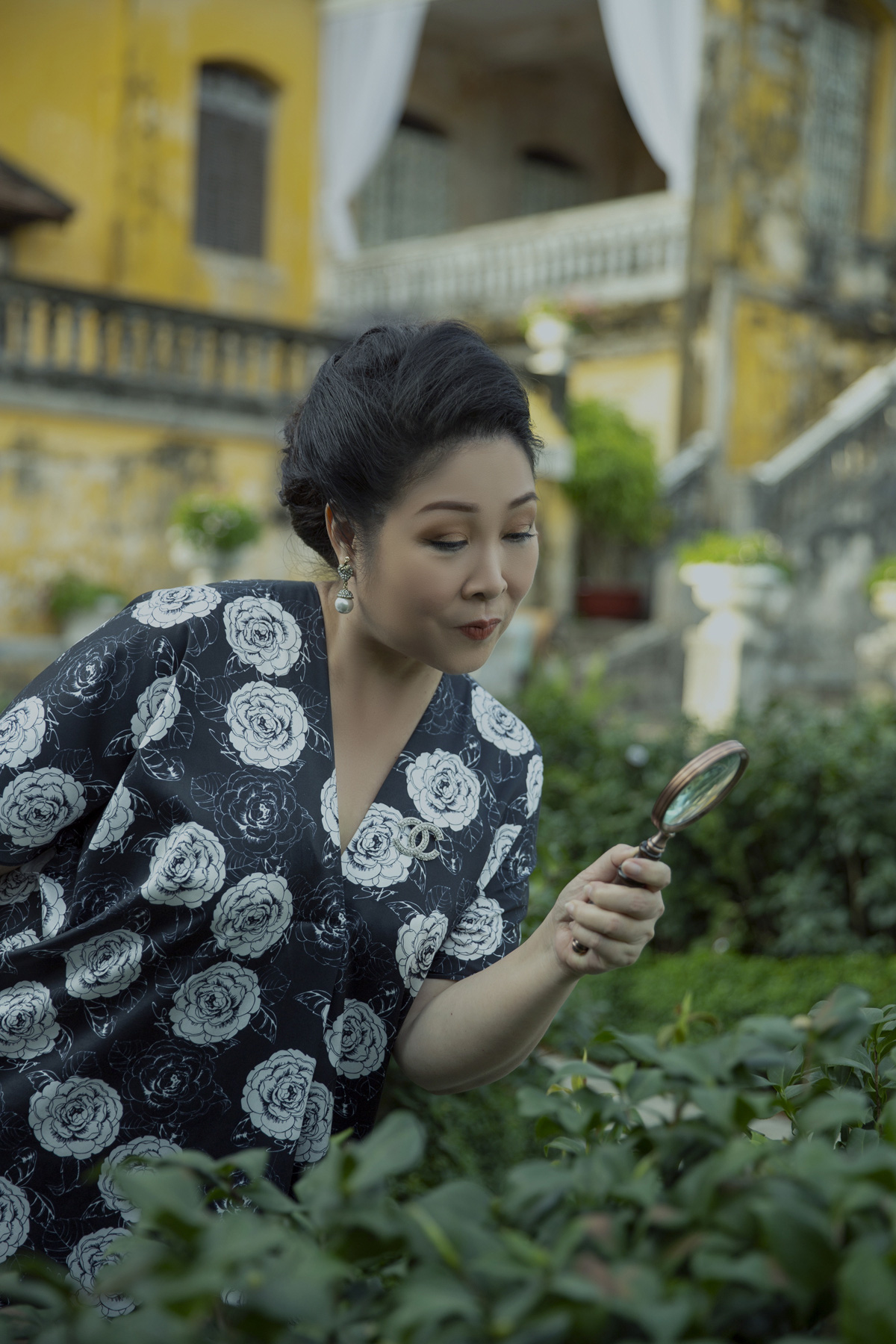 &ldquo;G&aacute;i gi&agrave; lắm chi&ecirc;u V&rdquo;: Vẻ đẹp &ldquo;Bạch tr&agrave; vi&ecirc;n&rdquo; trước khi b&atilde;o ph&aacute; sập - Ảnh 11.