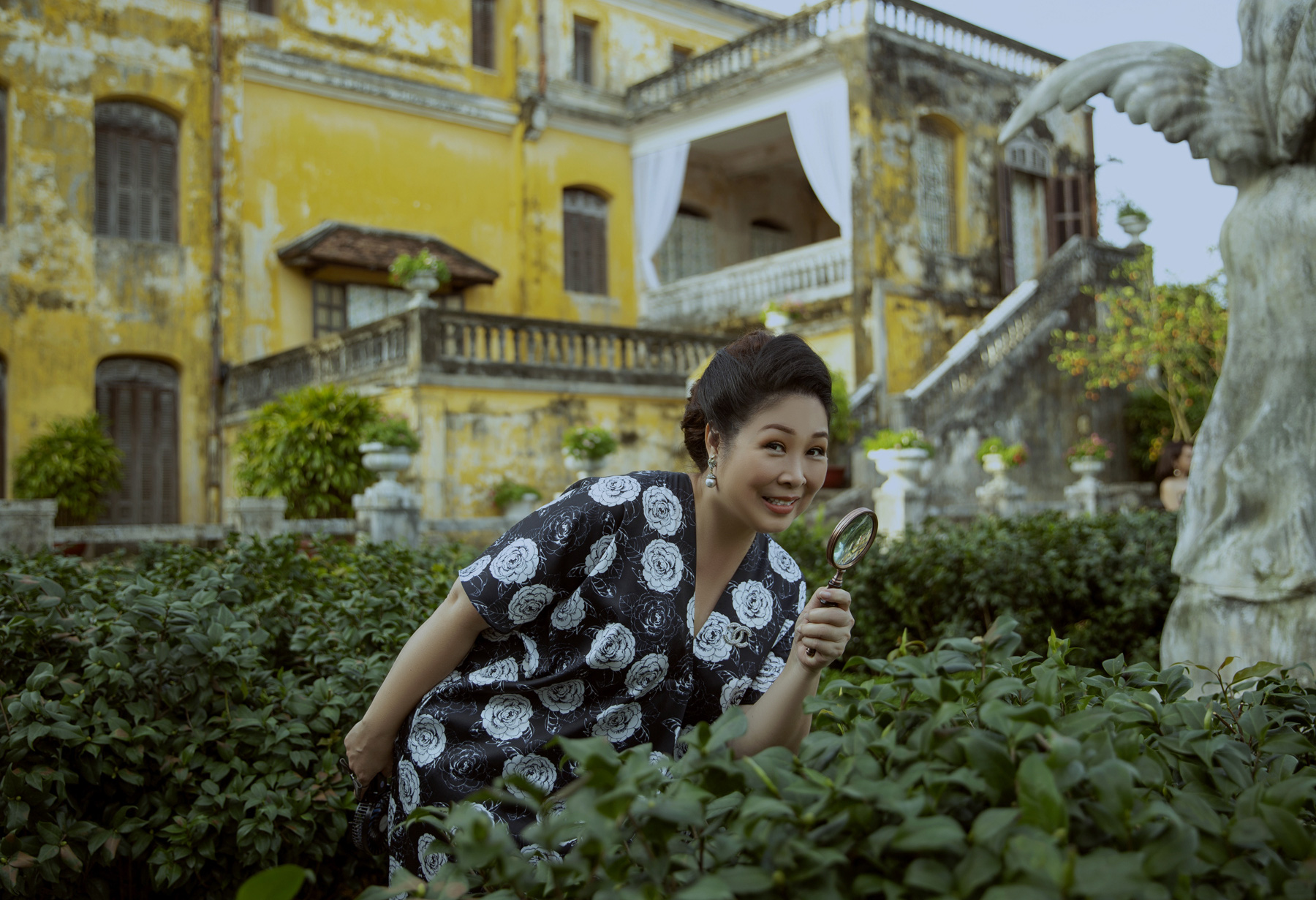 “Gái già lắm chiêu V”: Vẻ đẹp “Bạch trà viên” trước khi bão phá sập