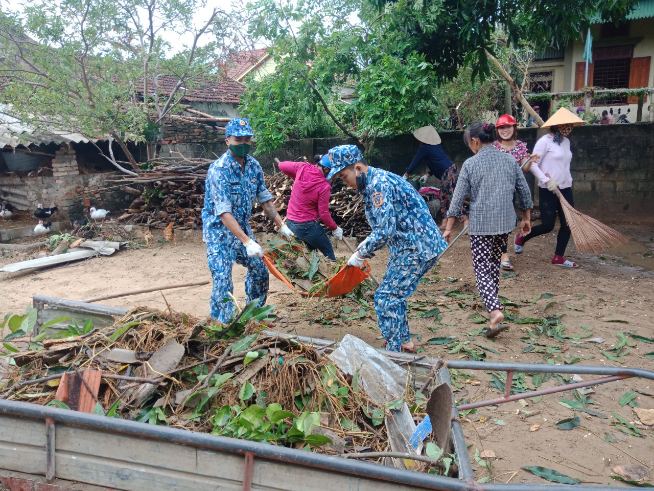 Bộ Tư lệnh V&ugrave;ng Cảnh s&aacute;t biển 1 gi&uacute;p d&acirc;n khắc phục thiệt hại sau cơn b&atilde;o số 5 - Ảnh 2.