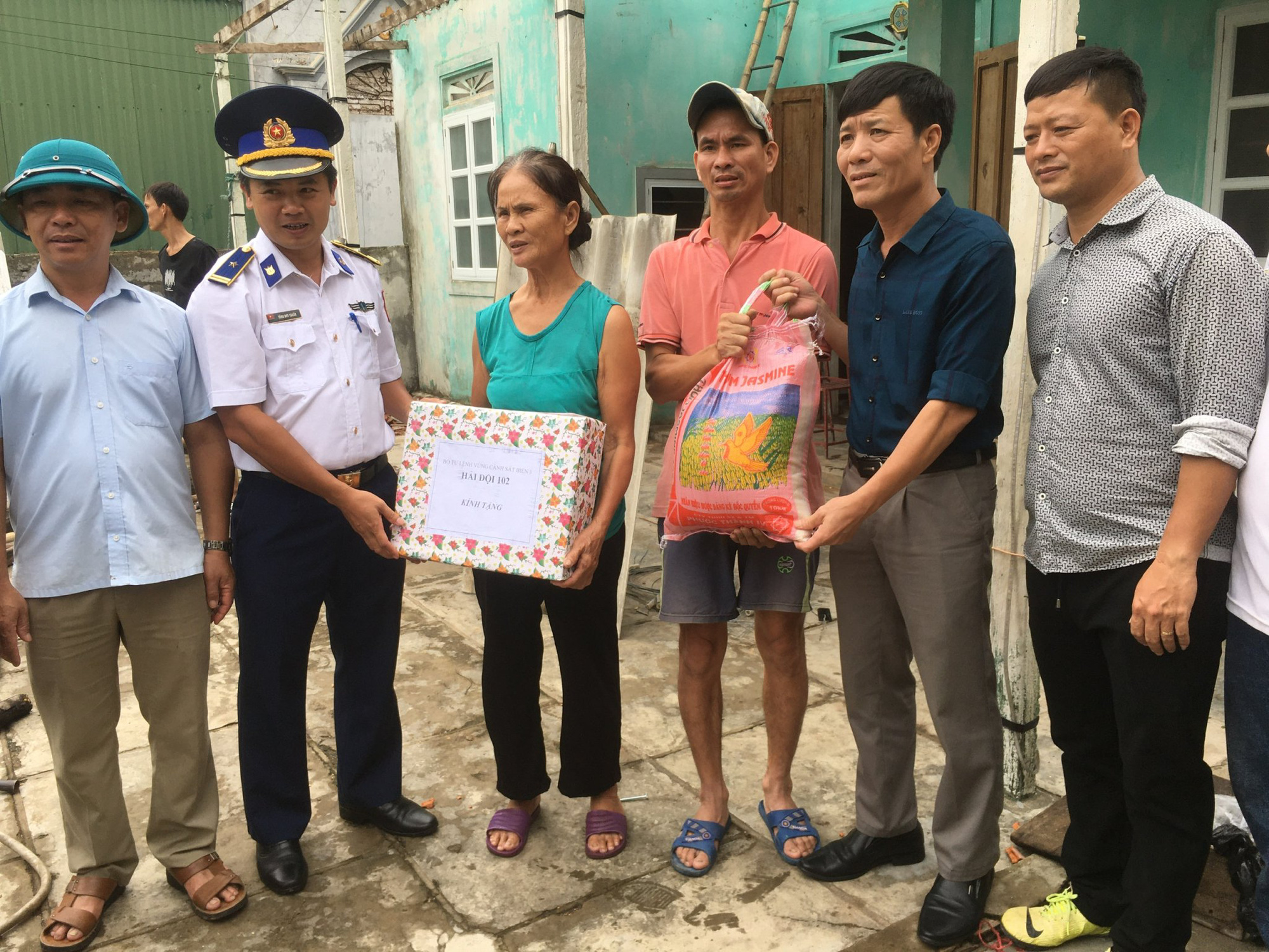 Bộ Tư lệnh V&ugrave;ng Cảnh s&aacute;t biển 1 gi&uacute;p d&acirc;n khắc phục thiệt hại sau cơn b&atilde;o số 5 - Ảnh 3.