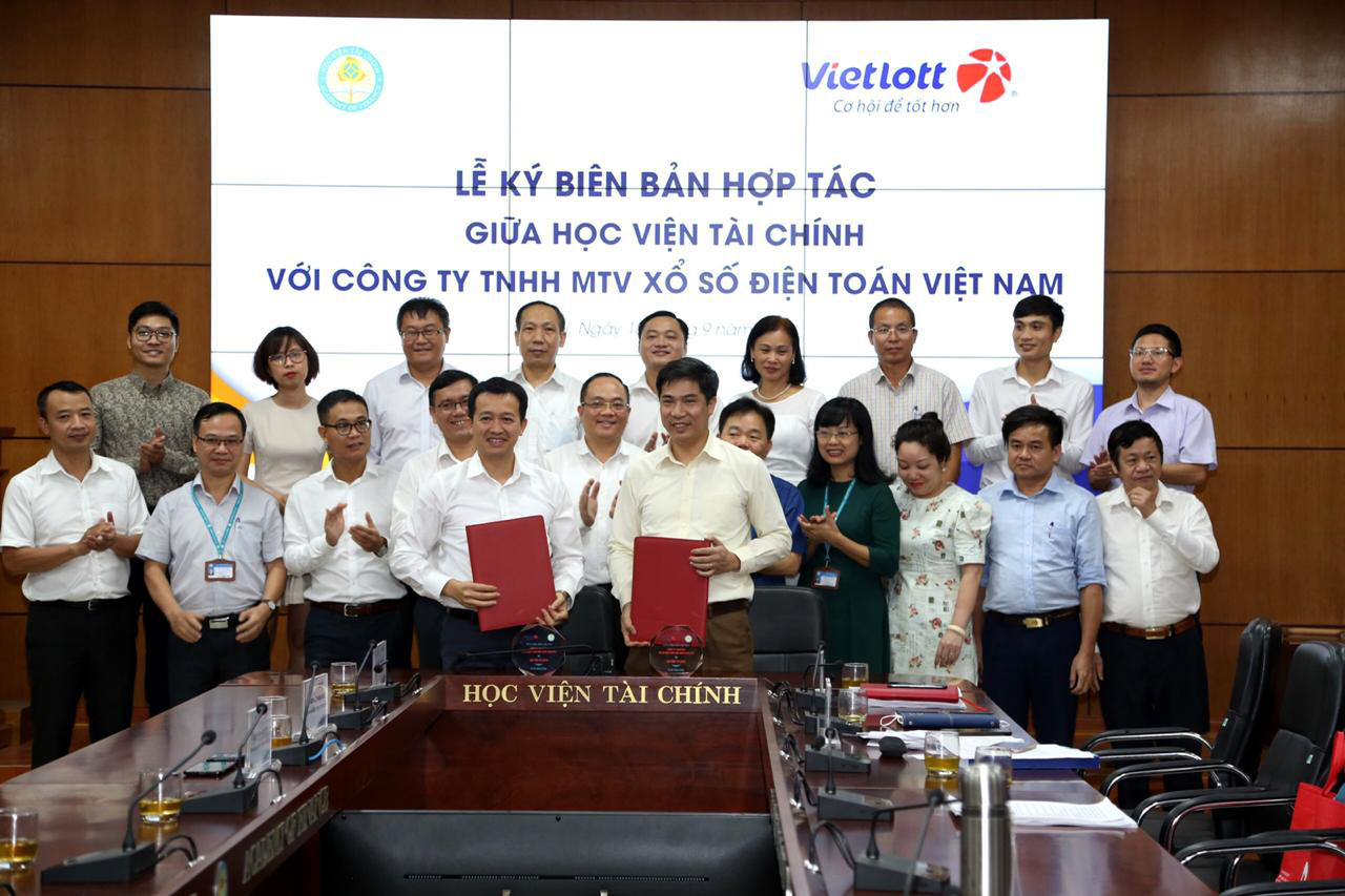 Vietlott tài trợ học bổng cho sinh viên Học viện Tài Chính - Ảnh 2.