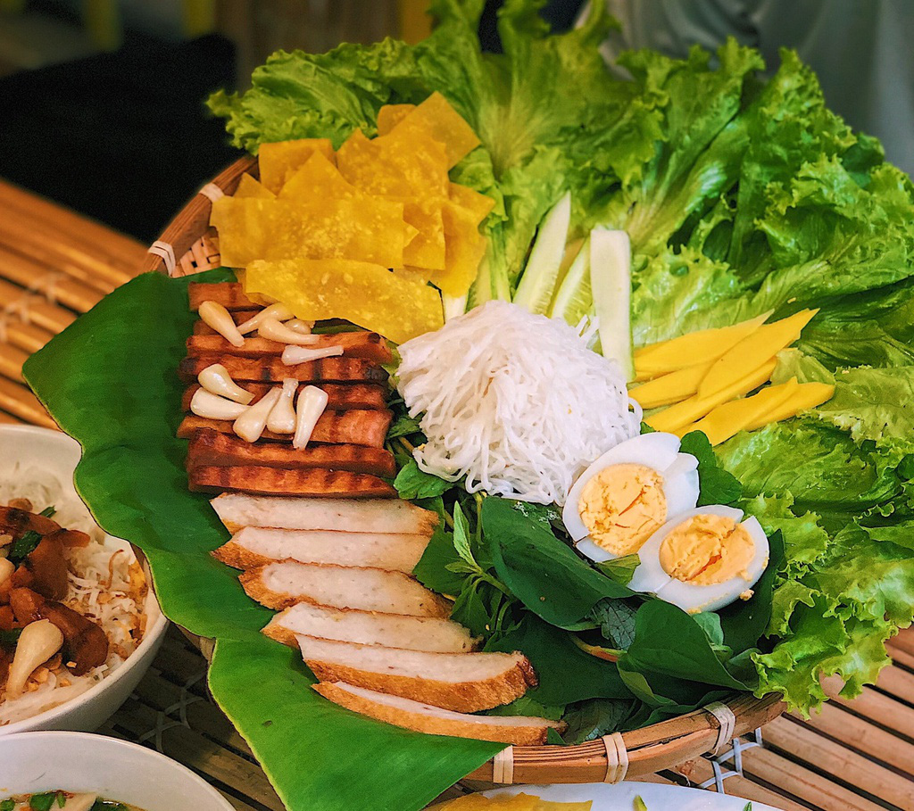 Loạt món ngon miền Trung hút khách ở TP HCM - Ảnh 3.