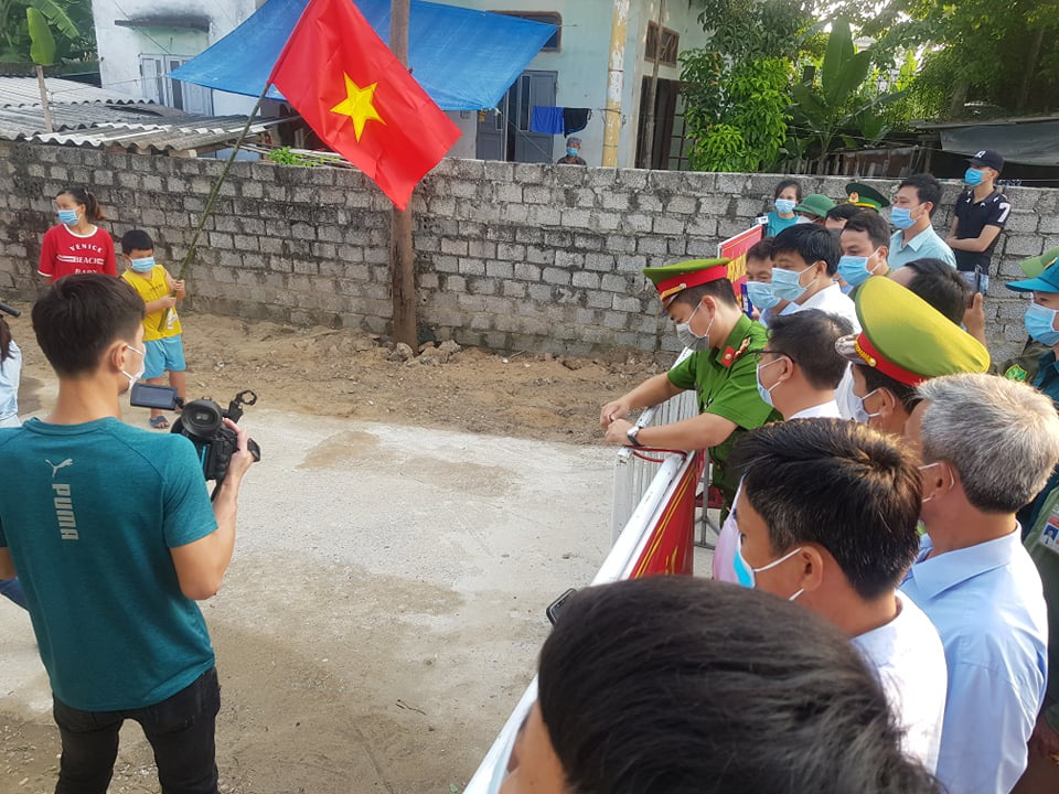Người dân Sầm Sơn vui mừng được dỡ phong tỏa cách ly Covid-19 vào ngày 2-9