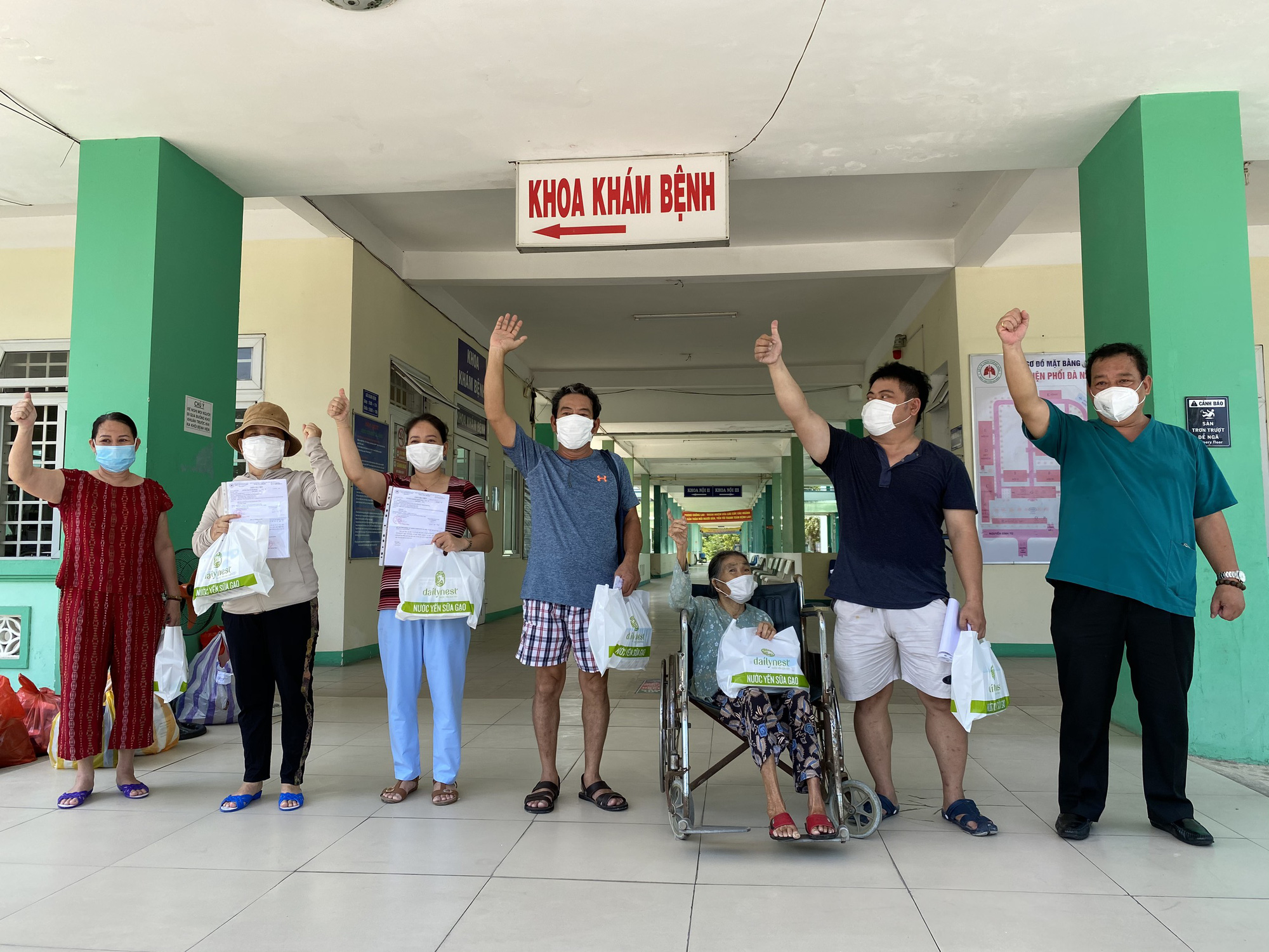 Đ&agrave; Nẵng: 6 bệnh nh&acirc;n Covid-19 được chữa khỏi v&agrave; xuất viện dịp lễ 2-9 - Ảnh 1.