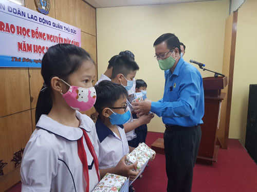 Nâng bước chân em đến trường