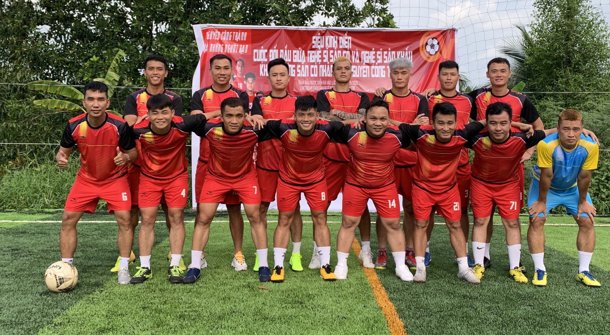 Bùi Tiến Dũng đối đầu "Anh Vi cá" Quách Ngọc Tuyên trong ngày đồng đội khai trương sân bóng