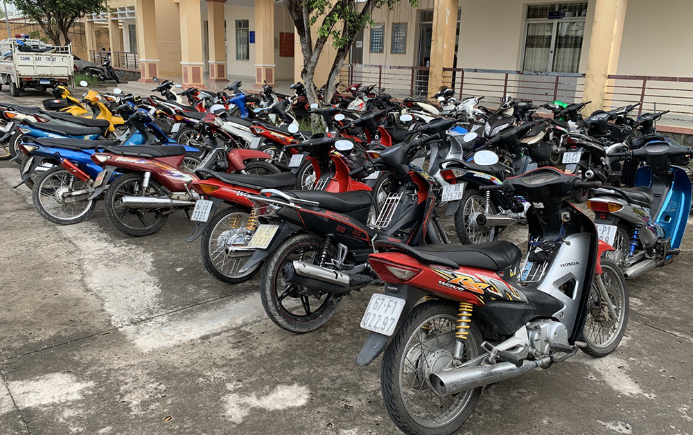 Bắt nhóm trẻ trâu thách nhau đua xe chứng tỏ đẳng cấp - Ảnh 2.