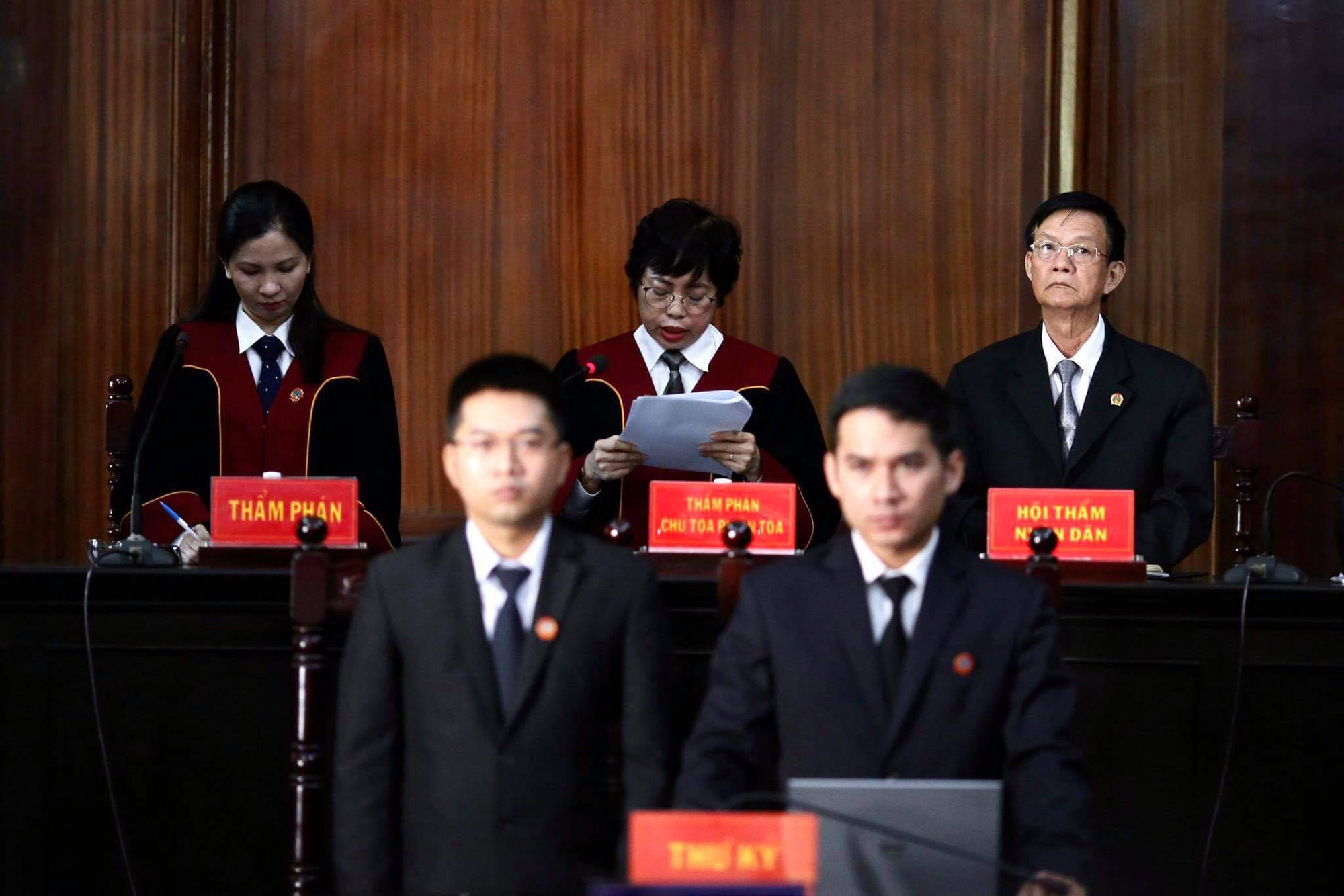 Ông Nguyễn Thành Tài và bà chủ Hoa Tháng Năm lãnh tổng cộng 13 năm tù - Ảnh 1.