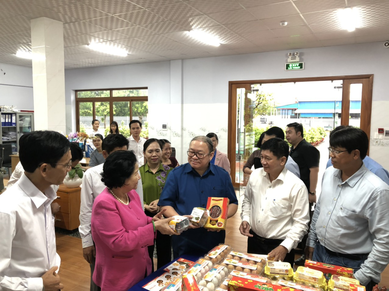 Nữ ho&agrave;ng hột vịt Ba Hu&acirc;n được mời dạy n&ocirc;ng d&acirc;n c&aacute;ch nu&ocirc;i g&agrave; hiệu quả - Ảnh 2.