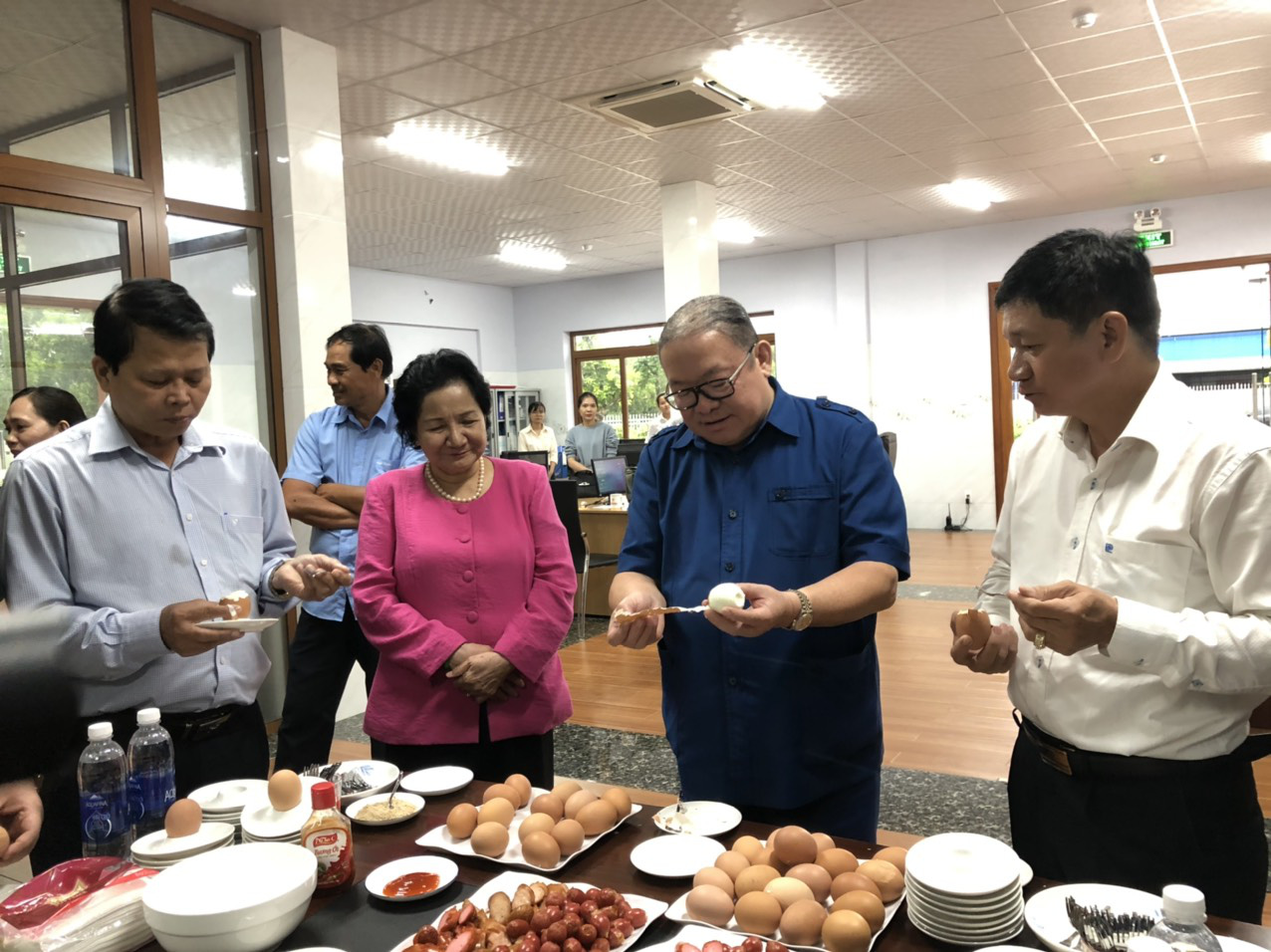 Nữ ho&agrave;ng hột vịt Ba Hu&acirc;n được mời dạy n&ocirc;ng d&acirc;n c&aacute;ch nu&ocirc;i g&agrave; hiệu quả - Ảnh 3.