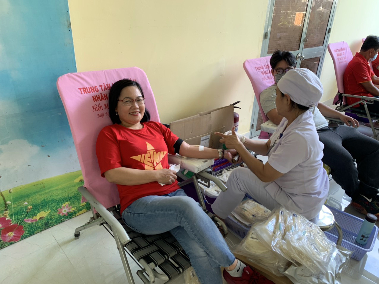 Đoàn viên tham gia hiến máu cứu người