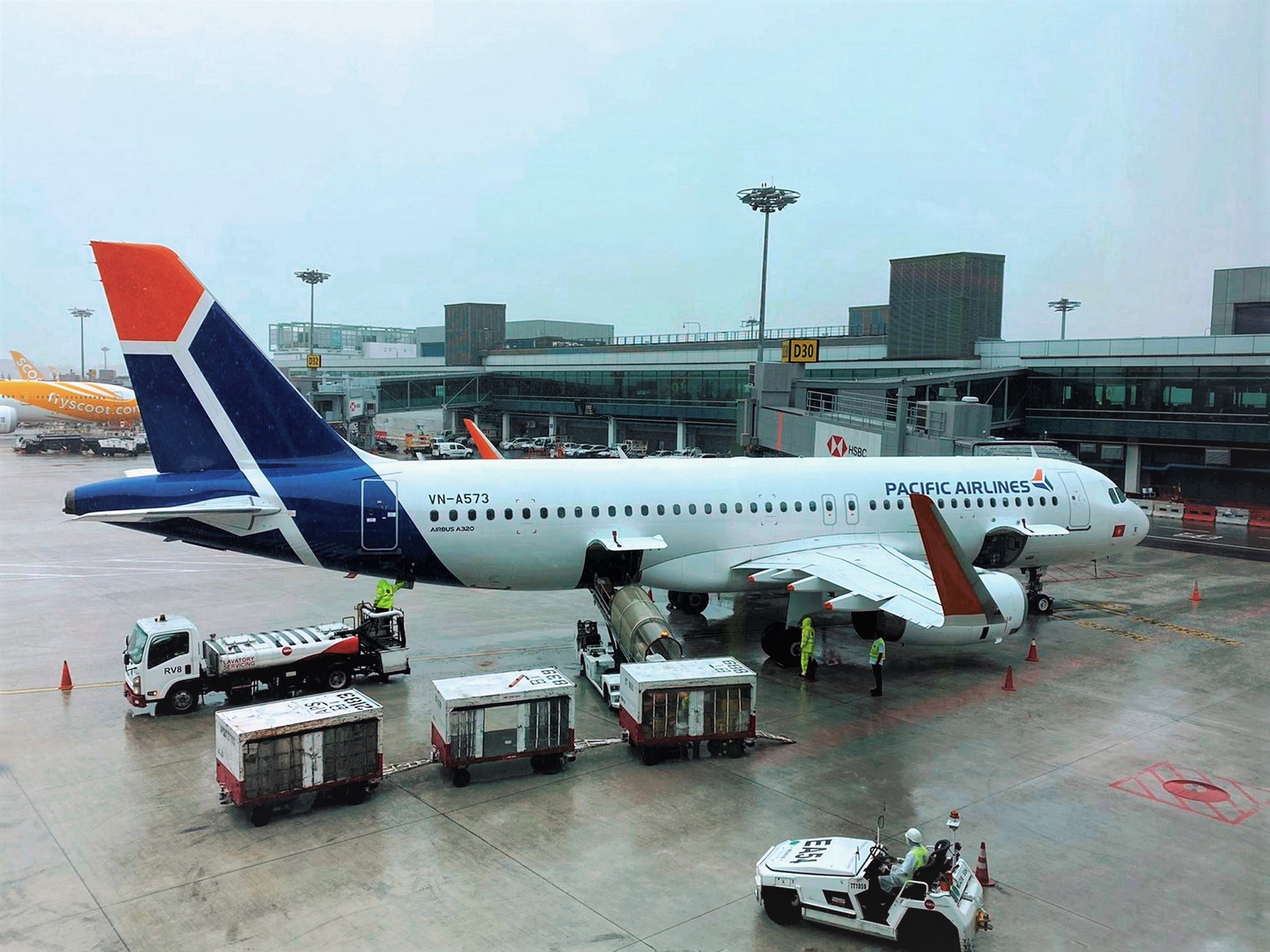 Sân bay Cần Thơ đón 2 chuyến bay chở 360 người Việt từ Singapore