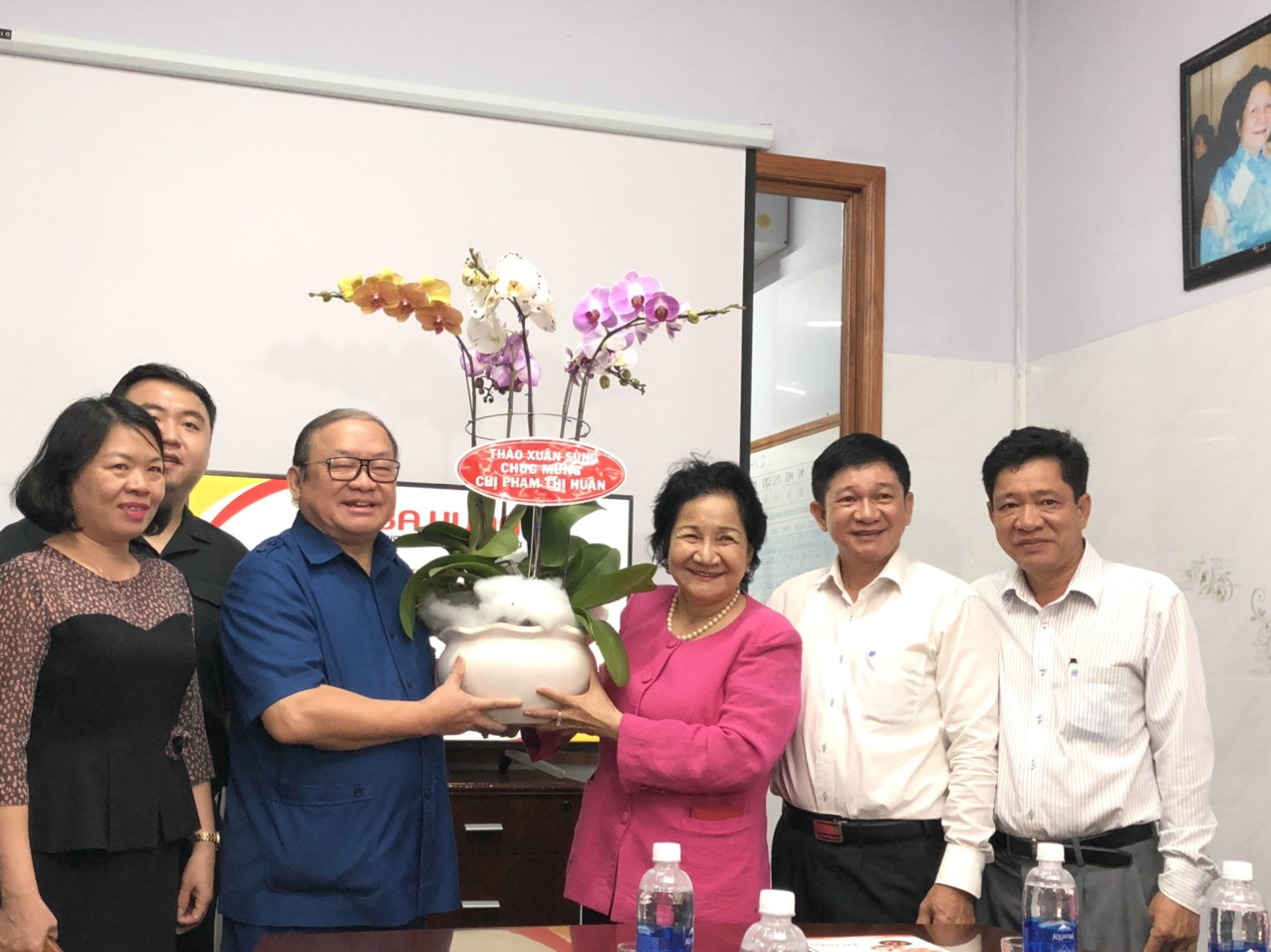 Nữ ho&agrave;ng hột vịt Ba Hu&acirc;n được mời dạy n&ocirc;ng d&acirc;n c&aacute;ch nu&ocirc;i g&agrave; hiệu quả - Ảnh 4.