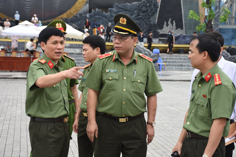 2 Ph&oacute; gi&aacute;m đốc C&ocirc;ng an tỉnh Thanh H&oacute;a được trao danh hiệu V&igrave; sự ph&aacute;t triển Thanh H&oacute;a - Ảnh 2.