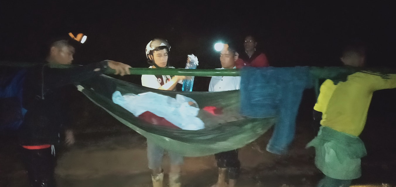16 trai l&agrave;ng xuy&ecirc;n đ&ecirc;m khi&ecirc;ng c&ocirc; g&aacute;i vượt 22 km đường rừng đi cấp cứu - Ảnh 1.