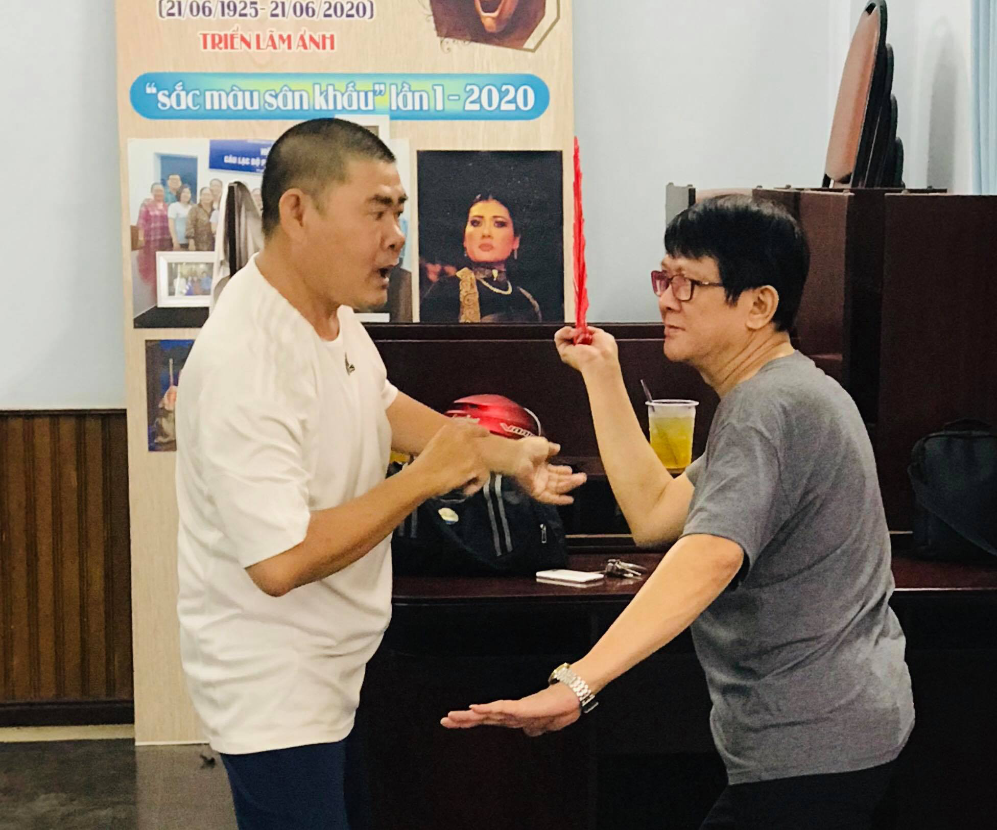 Nghệ sĩ hài Bảo Trí dốc sức với vai diễn lạ tại Liên hoan Sân khấu thủ đô - Ảnh 4.