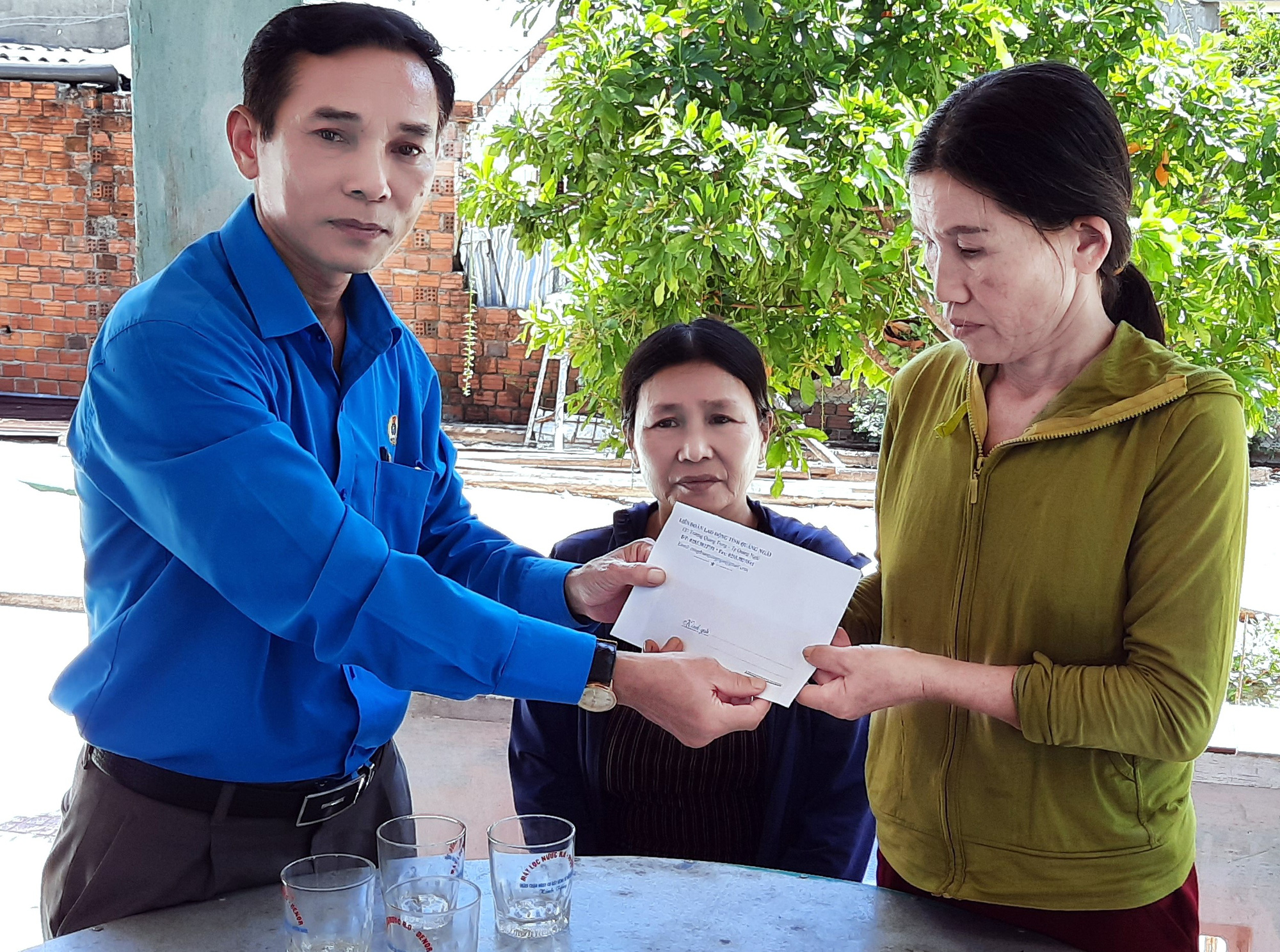 LĐLĐ tỉnh Quảng Ngãi thăm hỏi ngư dân bị tàu hàng đâm chìm ở Bình Thuận