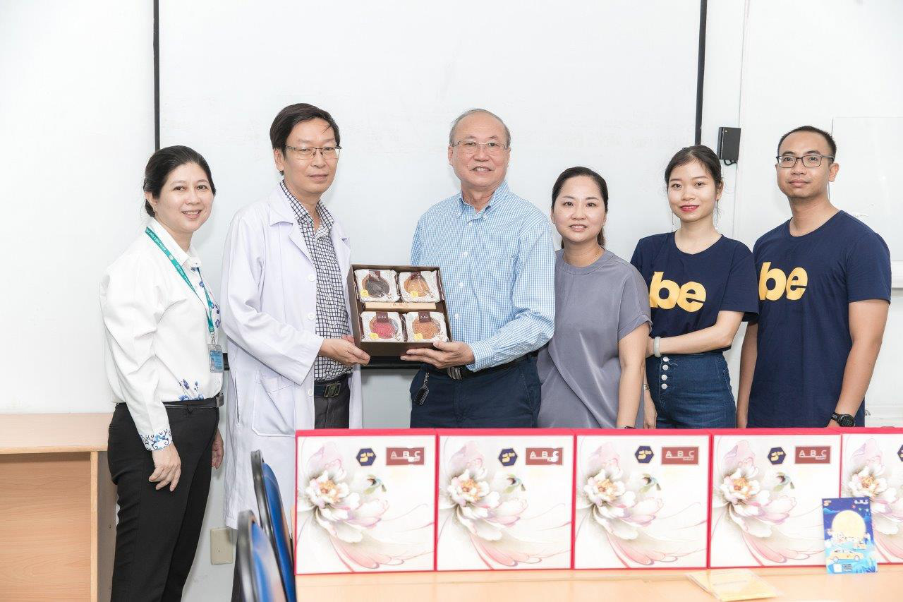 Ứng dụng gọi xe be tặng bánh trung thu cho các y, bác sĩ, nhân viên y tế