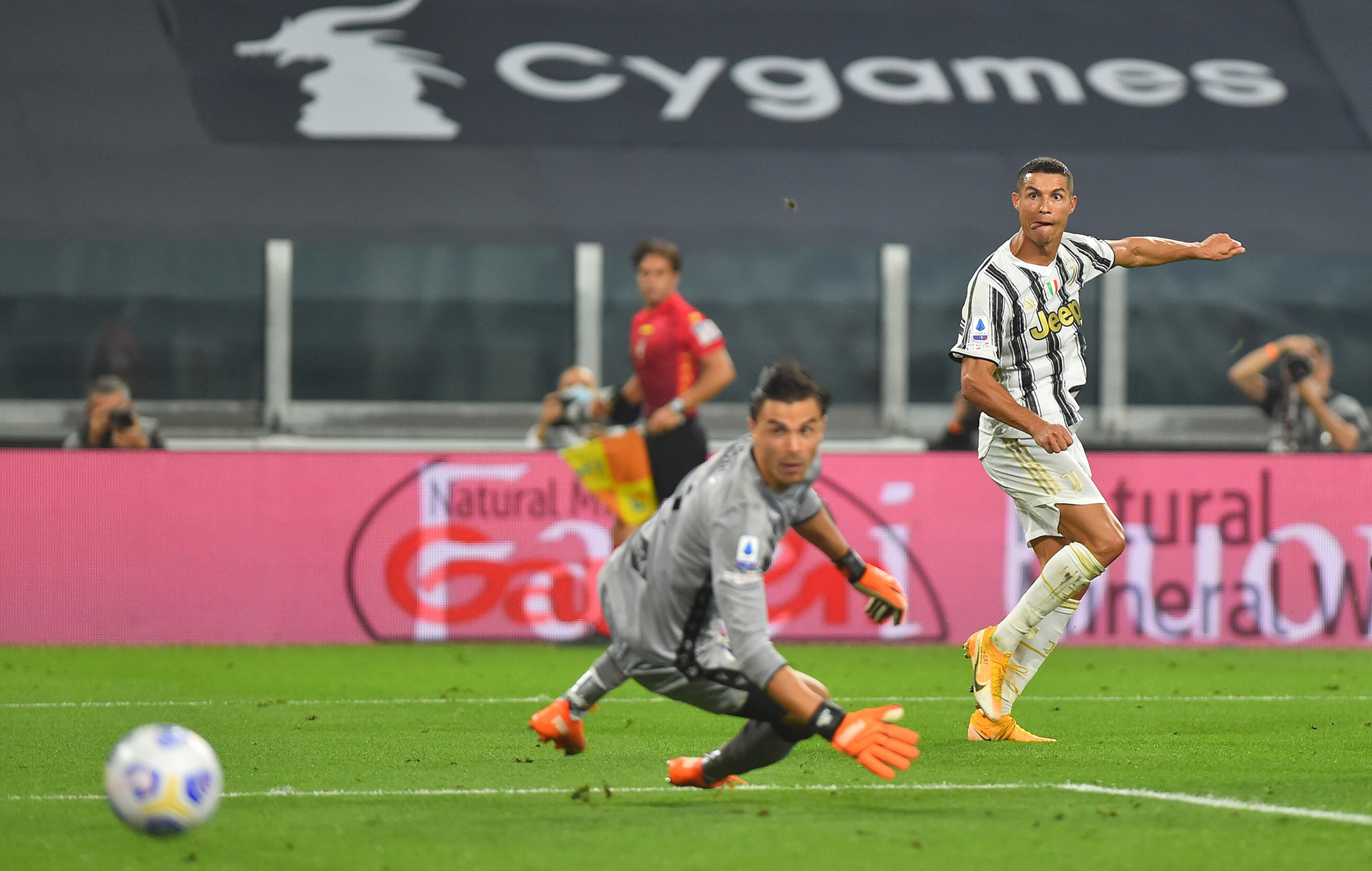 Ronaldo khai hỏa, Juventus mở m&agrave;n m&atilde;n nh&atilde;n ở Turin - Ảnh 4.
