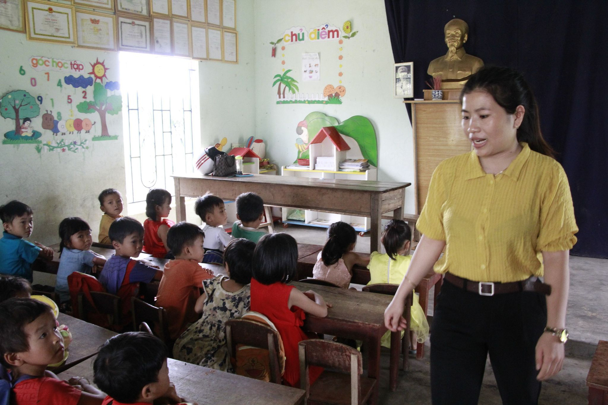 Không có nhà vệ sinh, học sinh phải đi vào bô rồi cô giáo đi đổ nhờ! - Ảnh 4.