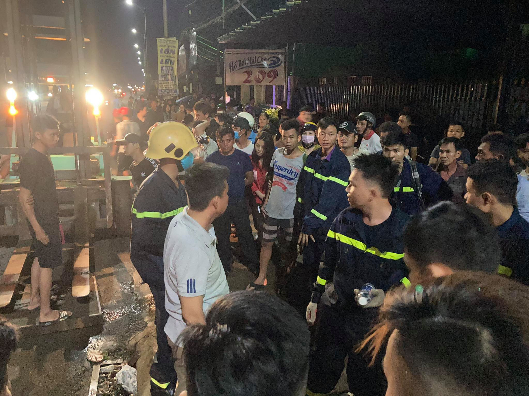 Hàng trăm người chui xuống cống tìm người phụ nữ bị nước cuốn ở Đồng Nai - Ảnh 10.