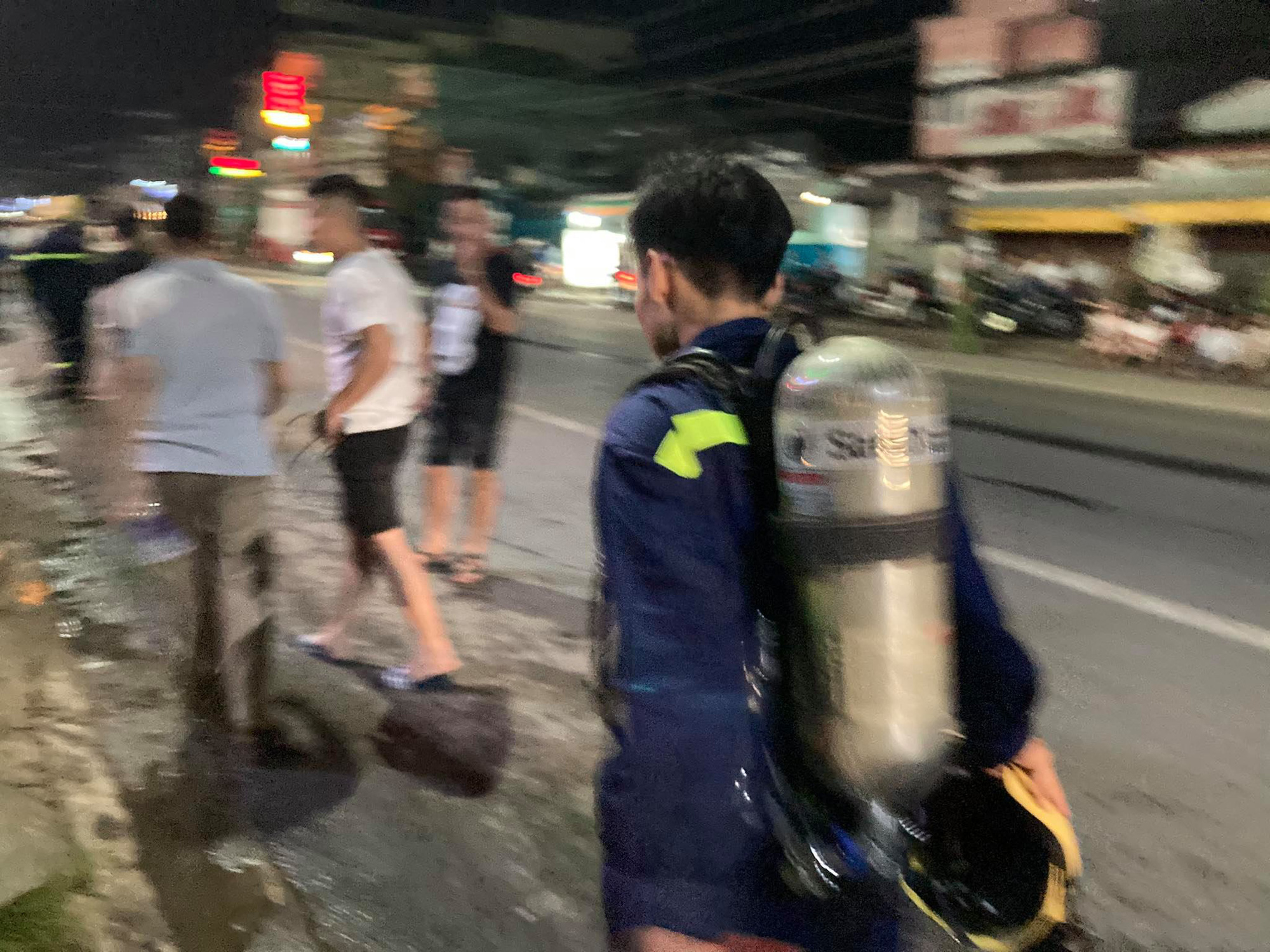 Hàng trăm người chui xuống cống tìm người phụ nữ bị nước cuốn ở Đồng Nai - Ảnh 11.