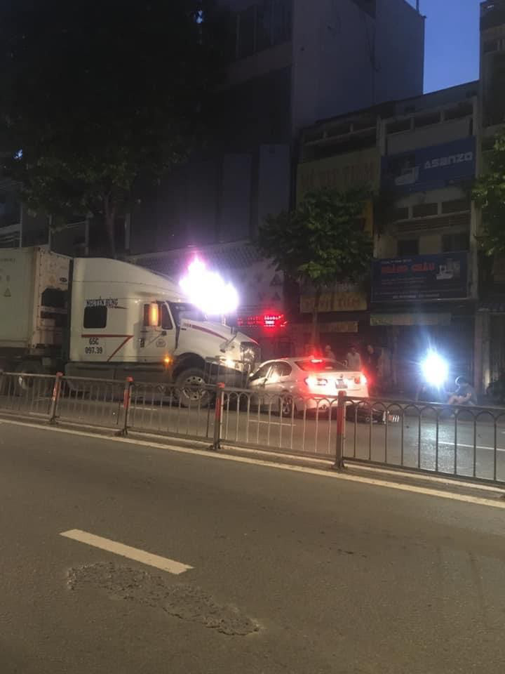 Xe container tông hàng loạt xe máy và ôtô trên đường 3 tháng 2, quận 10 - Ảnh 2.