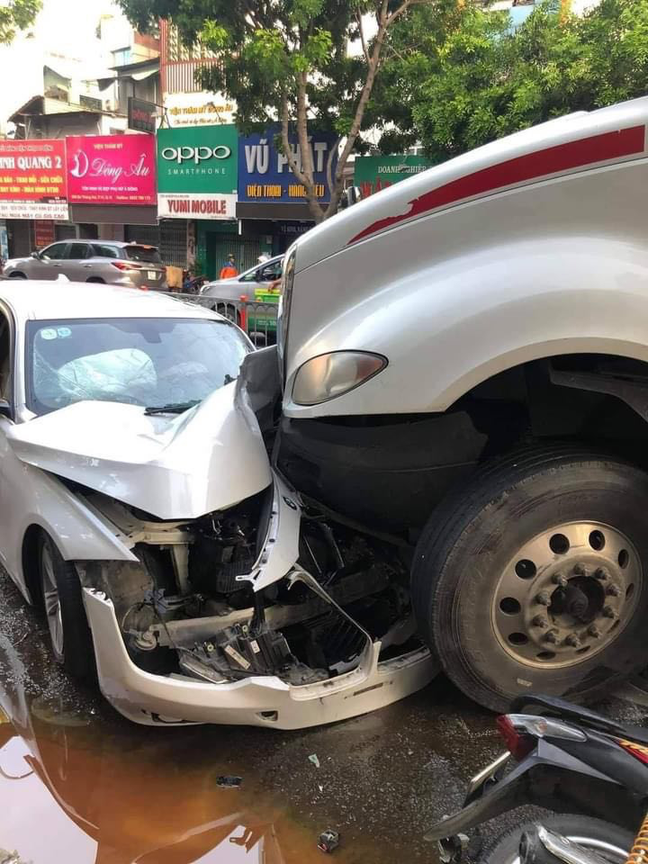 Xe container tông hàng loạt xe máy và ôtô trên đường 3 tháng 2, quận 10