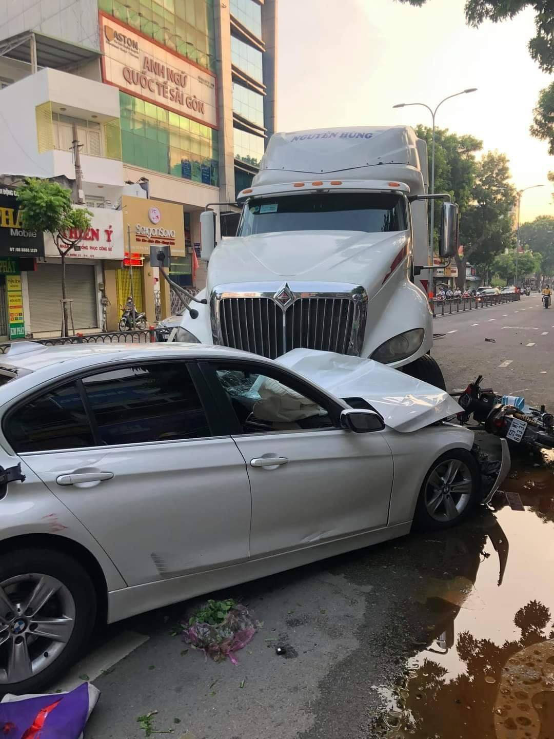 Xe container tông hàng loạt xe máy và ôtô trên đường 3 tháng 2, quận 10 - Ảnh 4.