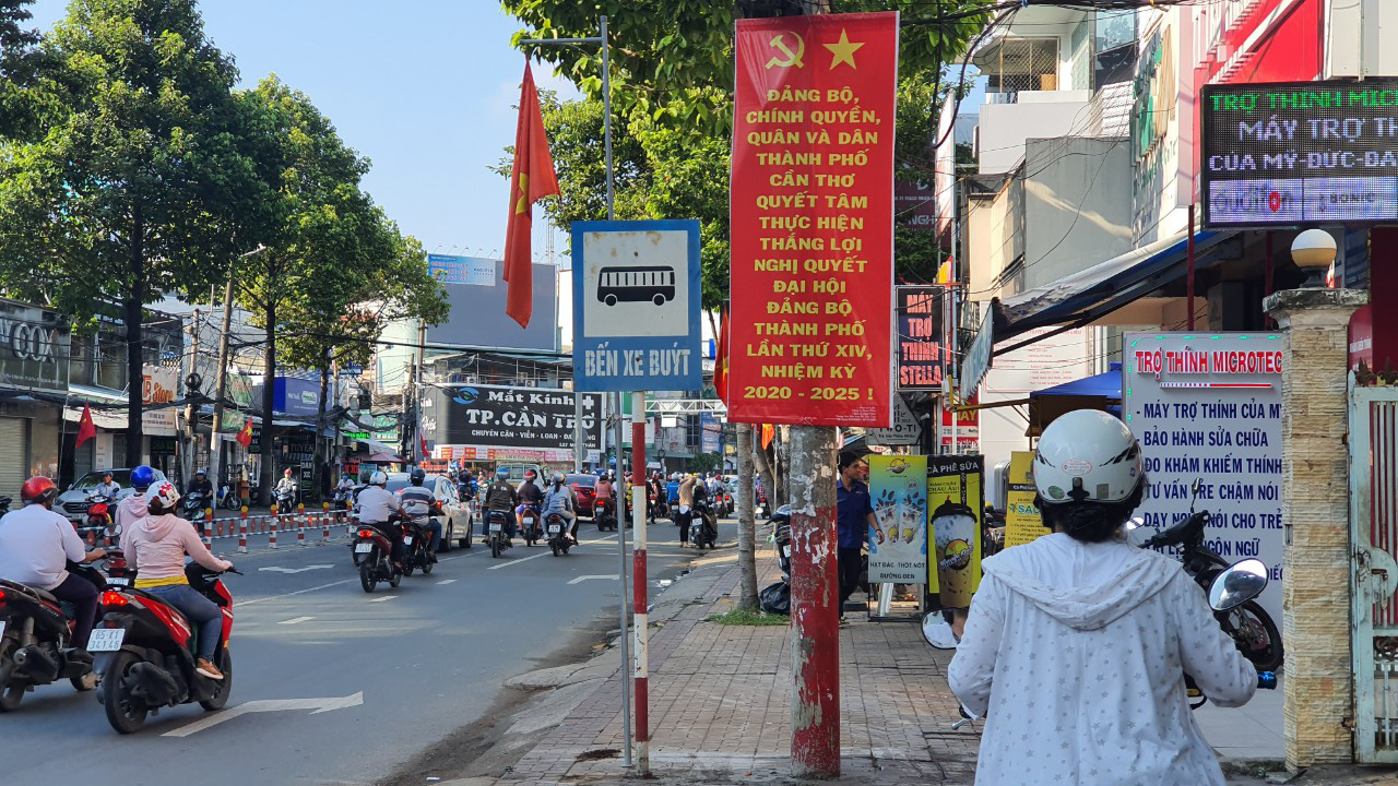 Cần Thơ: Rợp băng r&ocirc;n, cờ phướn ch&agrave;o mừng Đại hội Đảng bộ - Ảnh 2.