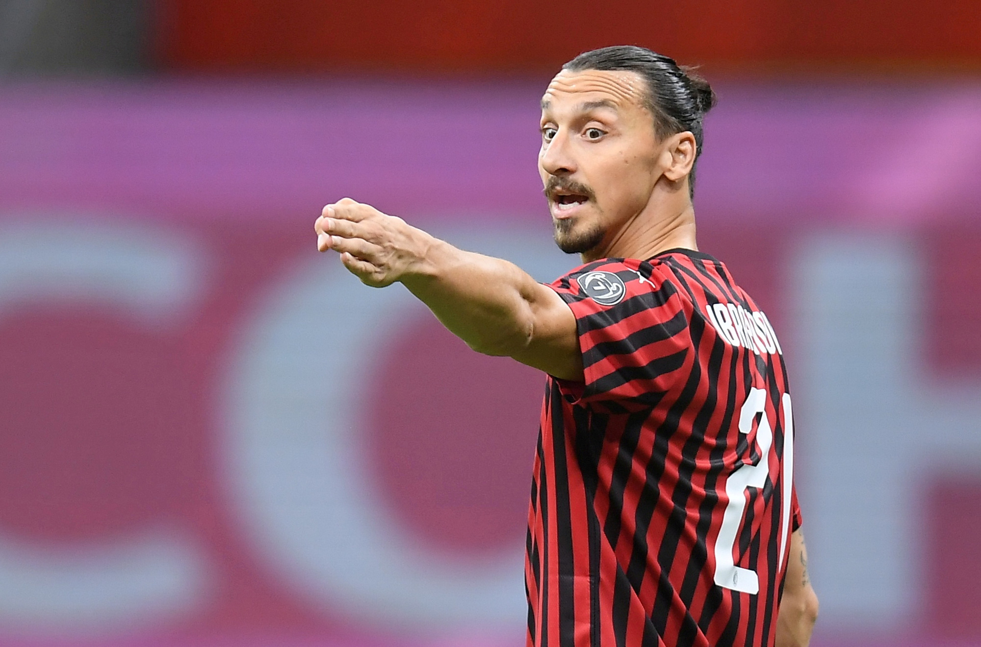 Clip cựu sao Barcelona Zlatan Ibrahimovic lập cú đúp, AC Milan thắng trận ra quân Serie A - Ảnh 1.