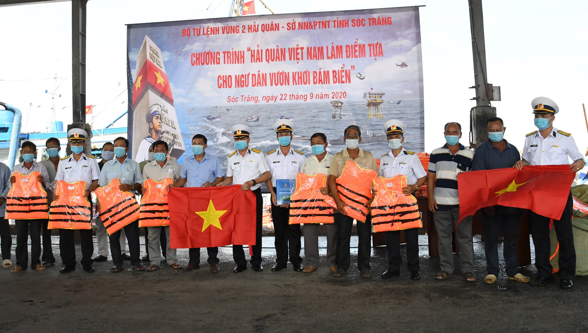 V&ugrave;ng 2 Hải qu&acirc;n &ldquo;l&agrave;m điểm tựa cho ngư d&acirc;n vươn khơi, b&aacute;m biển&rdquo; tại S&oacute;c Trăng  - Ảnh 2.