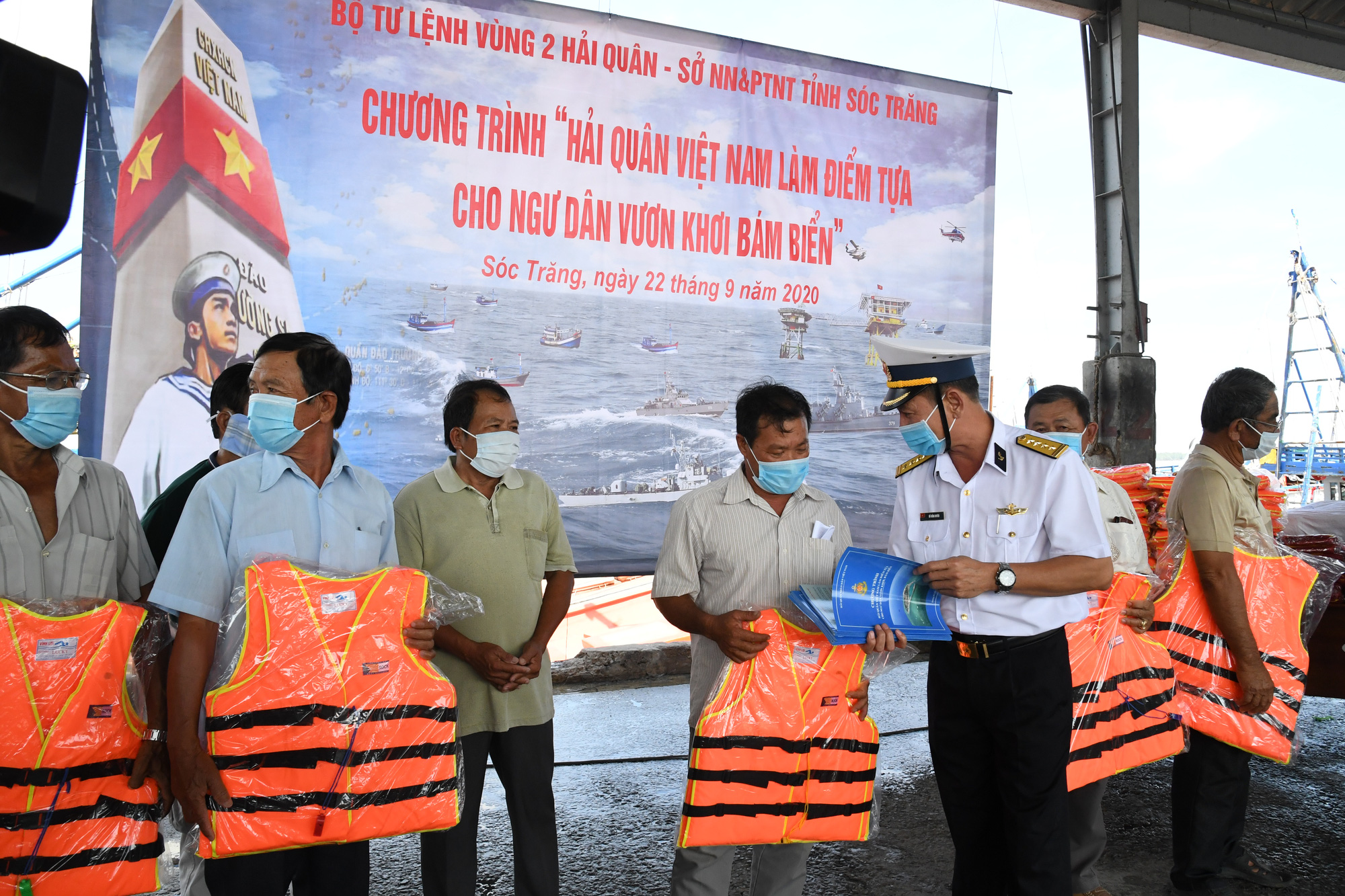 V&ugrave;ng 2 Hải qu&acirc;n &ldquo;l&agrave;m điểm tựa cho ngư d&acirc;n vươn khơi, b&aacute;m biển&rdquo; tại S&oacute;c Trăng  - Ảnh 3.
