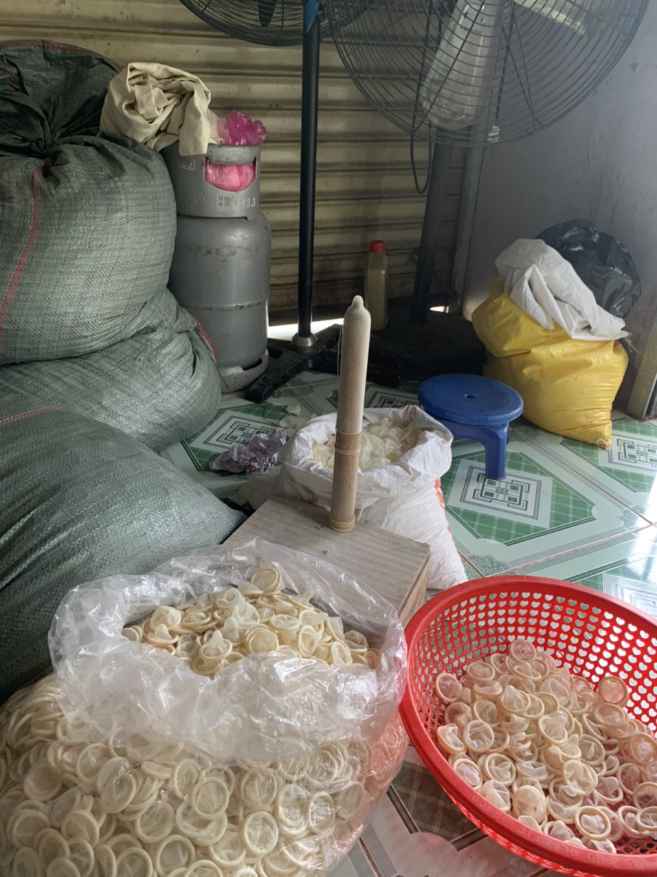 Ph&aacute;t hiện người phụ nữ đang t&aacute;i chế h&agrave;ng trăm ng&agrave;n bao cao su đ&atilde; qua sử dụng - Ảnh 2.