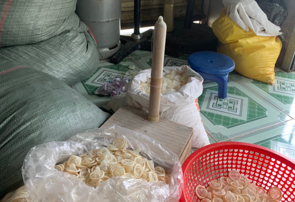 Phát hiện người phụ nữ đang tái chế hàng trăm ngàn bao cao su đã qua sử dụng