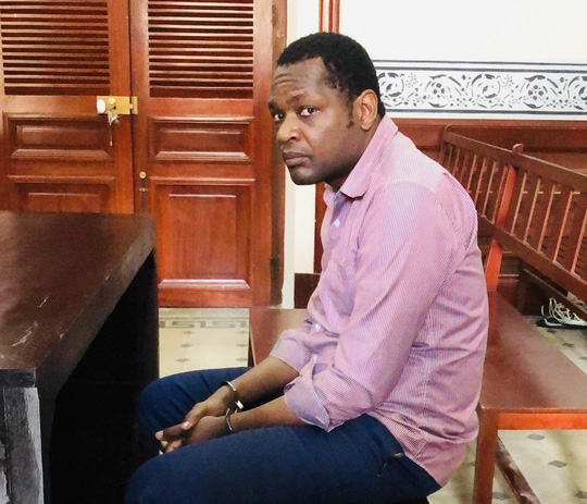 Sang Việt Nam, người đàn ông mang quốc tịch Congo bỗng đổi nghề rồi "xộ khám"