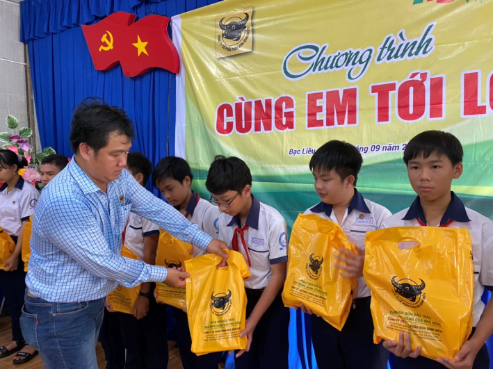 B&igrave;nh Điền đồng h&agrave;nh &ldquo;C&ugrave;ng em tới lớp&rdquo; - Ảnh 1.